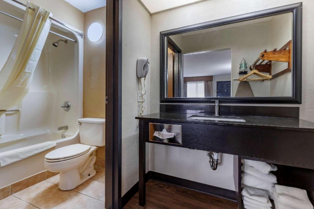 Quality Inn & Suites Ft. Jackson Maingate Image 17