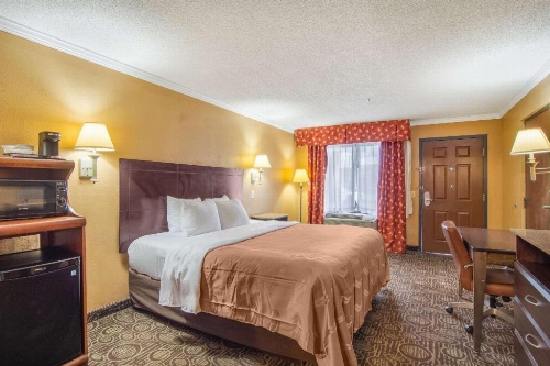 Quality Inn & Suites Ft. Jackson Maingate image 3