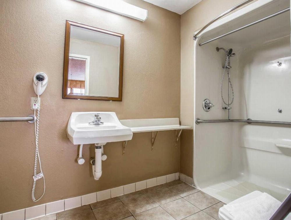 Quality Inn & Suites Ft. Jackson Maingate Image 32