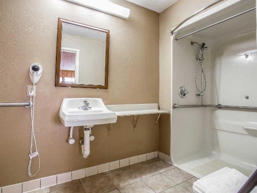 Quality Inn & Suites Ft. Jackson Maingate image 32