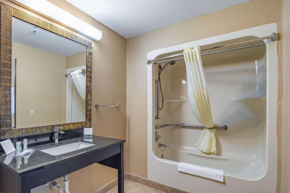 Quality Inn & Suites Ft. Jackson Maingate Image 7