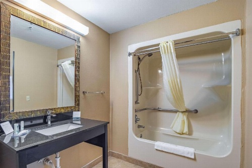 Quality Inn & Suites Ft. Jackson Maingate image 7